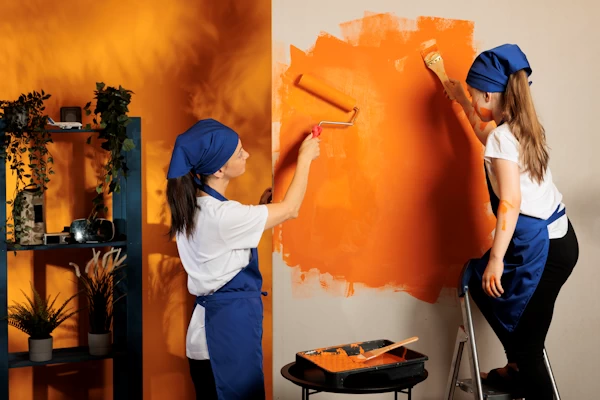mama y niña pintan cuarto