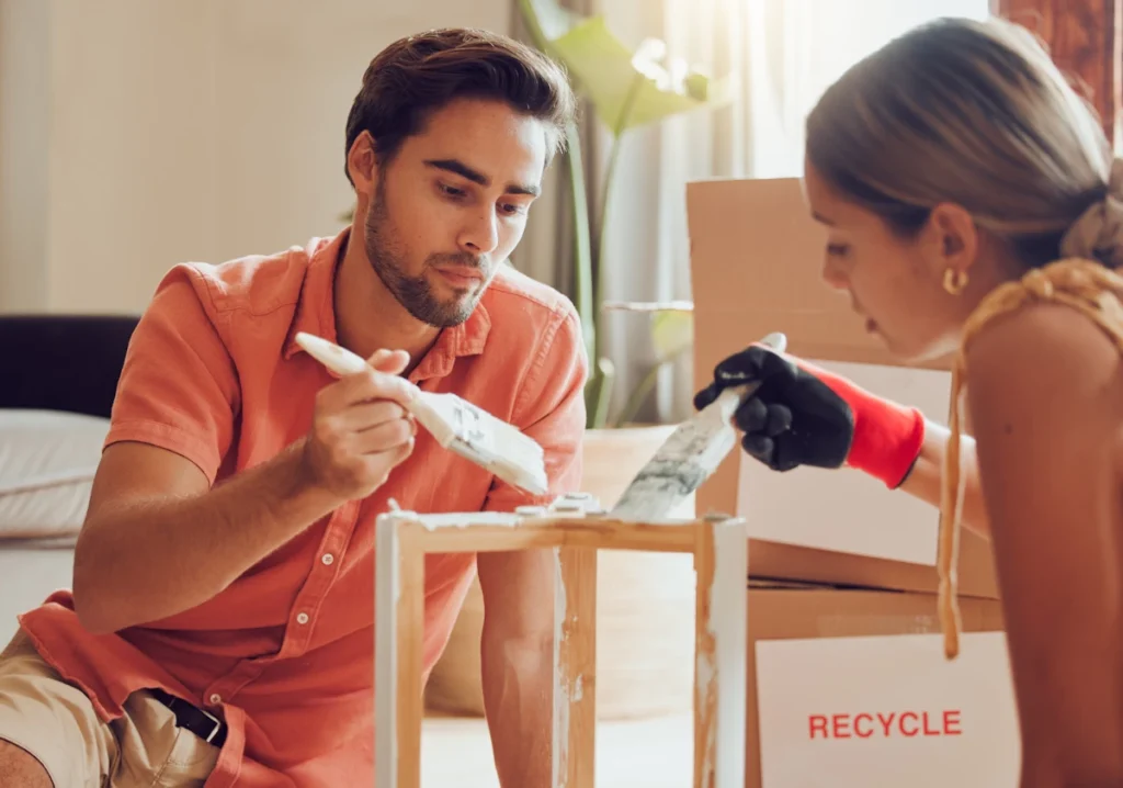 Pareja restaurando mueble