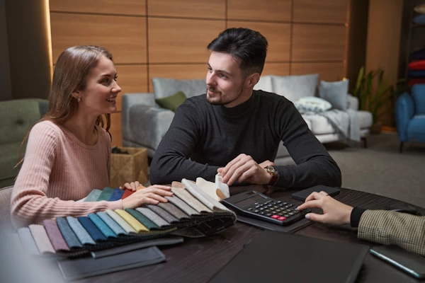 pareja viendo telas de decoracion